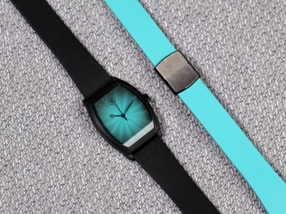 Galvin Watch Company Yö on saatavilla mustalla ja turkoosilla FKM-kumirannekkeella.