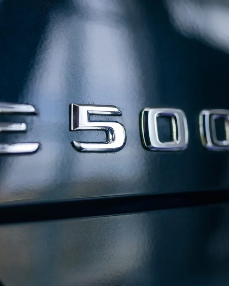 Mersun legendaarisen sporttisedanin viimeinen yksilö on parhaillaan näytteillä tehtaan museossa – E 500 Limitedillä on ajettu vain reilut 400 kilometriä