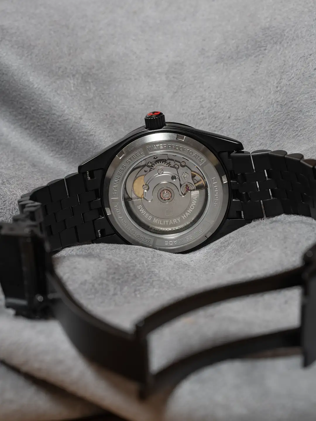 Swiss Military Hanowa Dark Night -kellon sveitsiläinen Soprod P024 -automaattikoneisto.