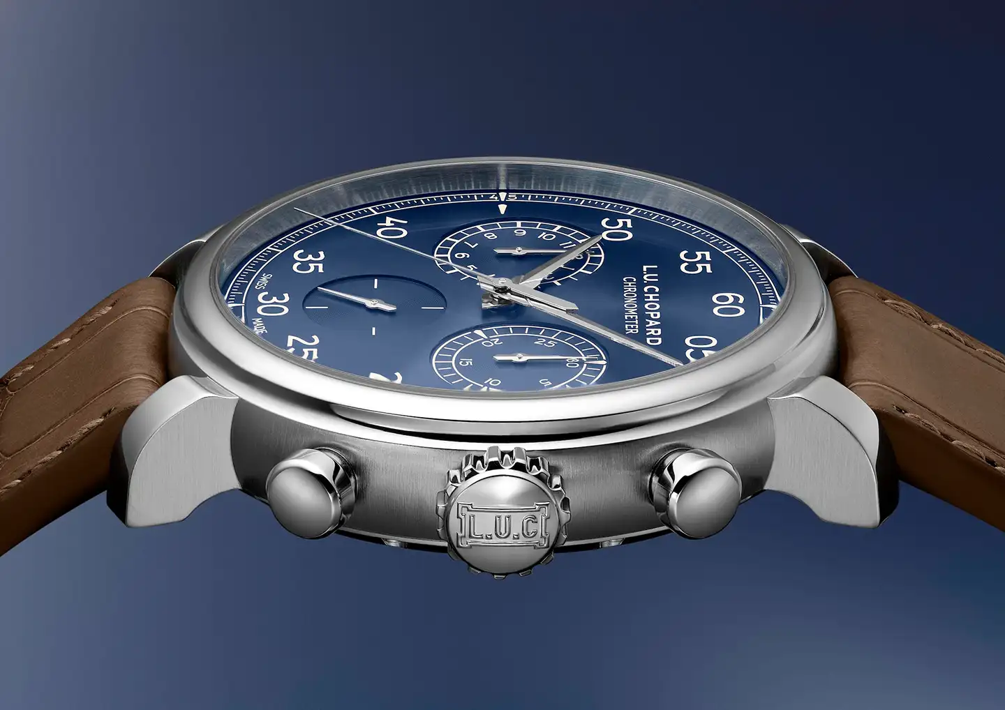 Preussinsininen Chopard L.U.C 1963 Heritage Chronograph -kellon sivuprofiili.