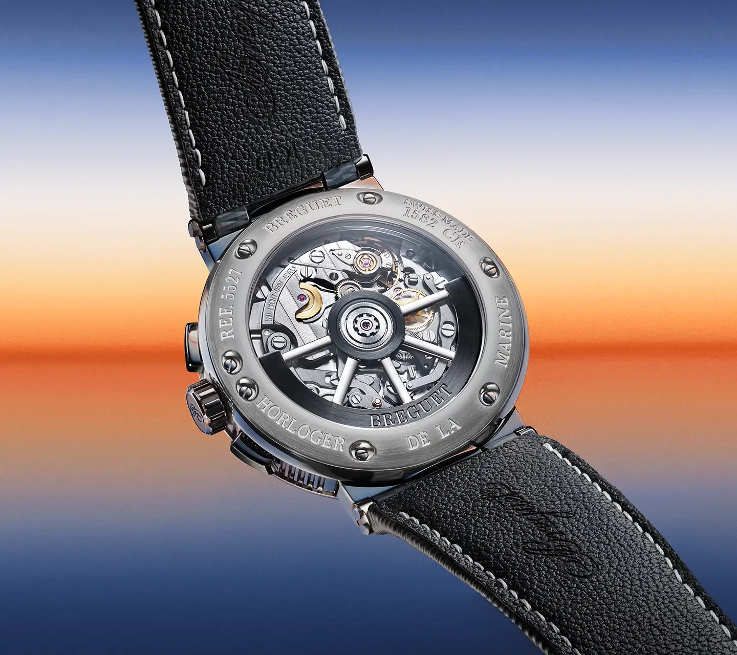 Breguet Marine 5527:n 582QA-koneisto on hienosti viimeistelty ja sitä kelpaa katsella safiirisen takakannen läpi.