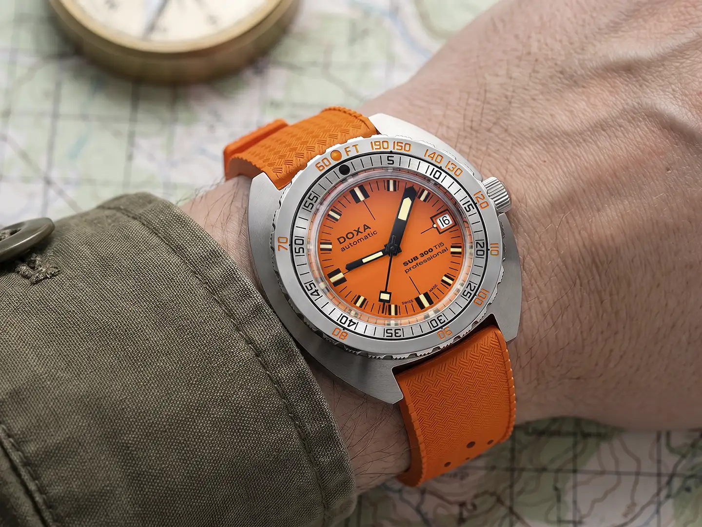 DOXA SUB 300 Ti5 -sukeltajankello ranteessa.