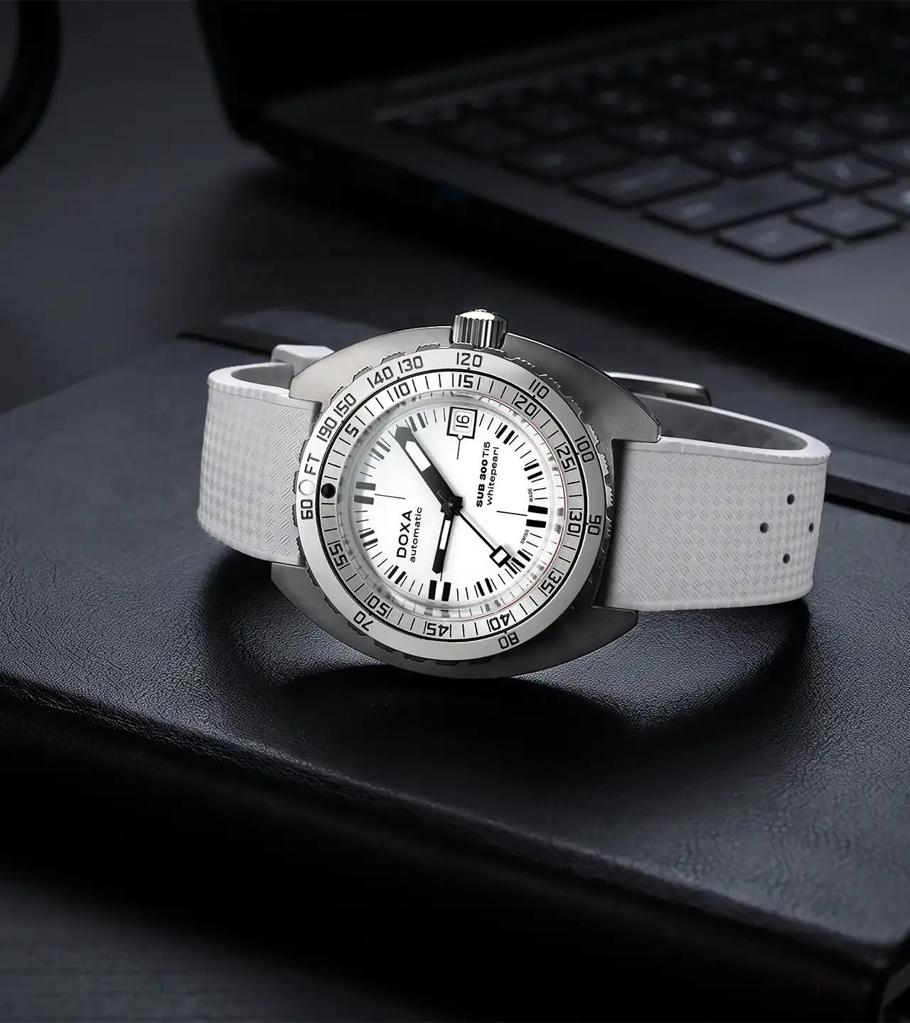 DOXA SUB 300 Ti5 Whitepearl vaalealla kumirannekkeella.