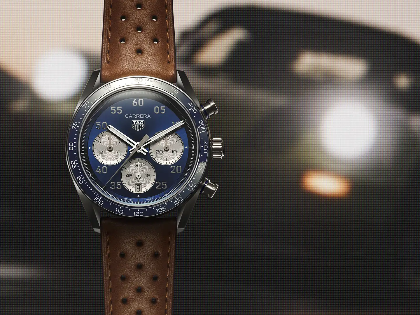 TAG Heuer Carrera Chronograph Sport sinisellä perforoidulla nahkarannekkeella.