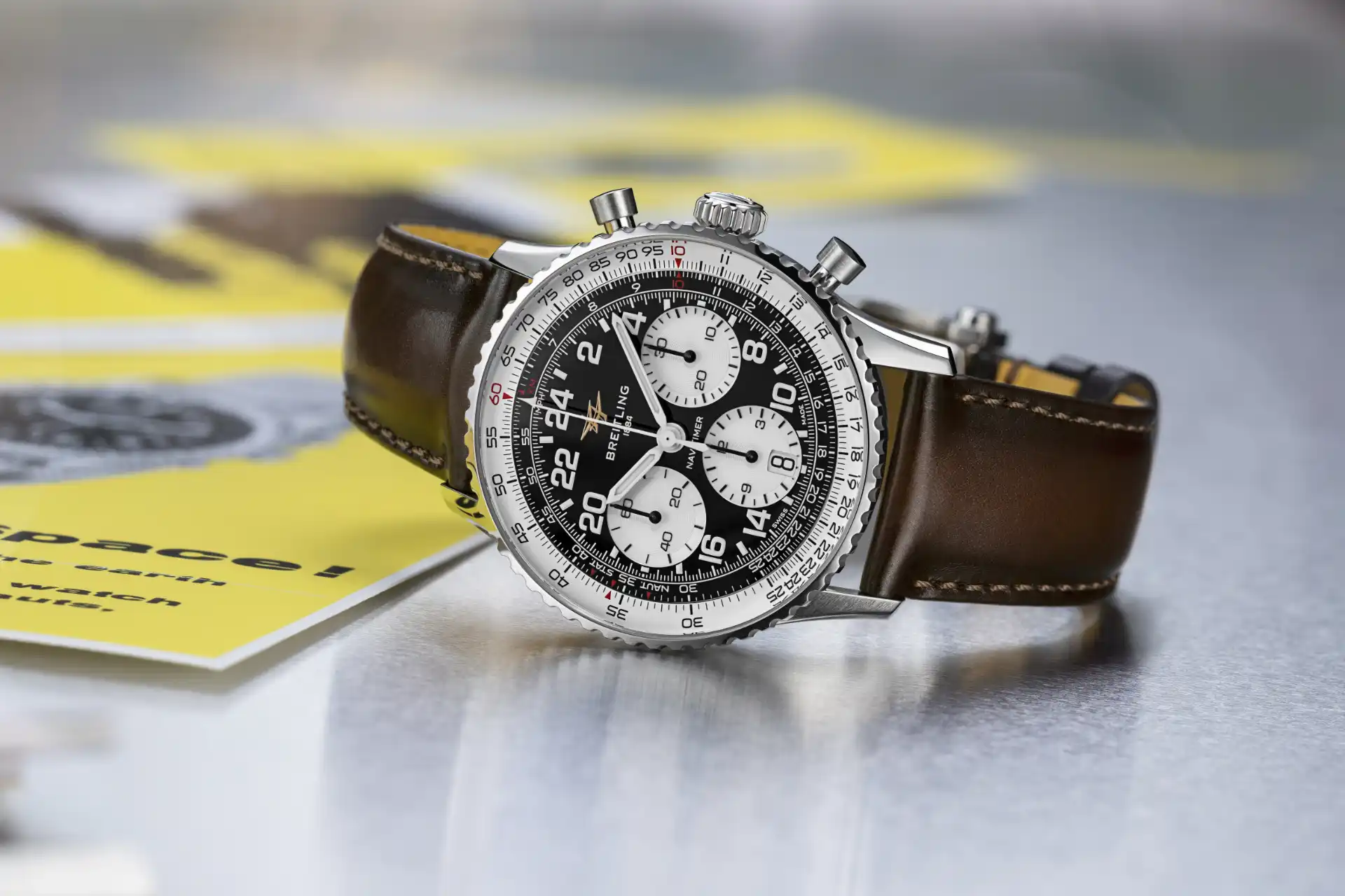 Breitling Navitimer B02 Chronograph 41 ruskealla nahkarannekkeella.