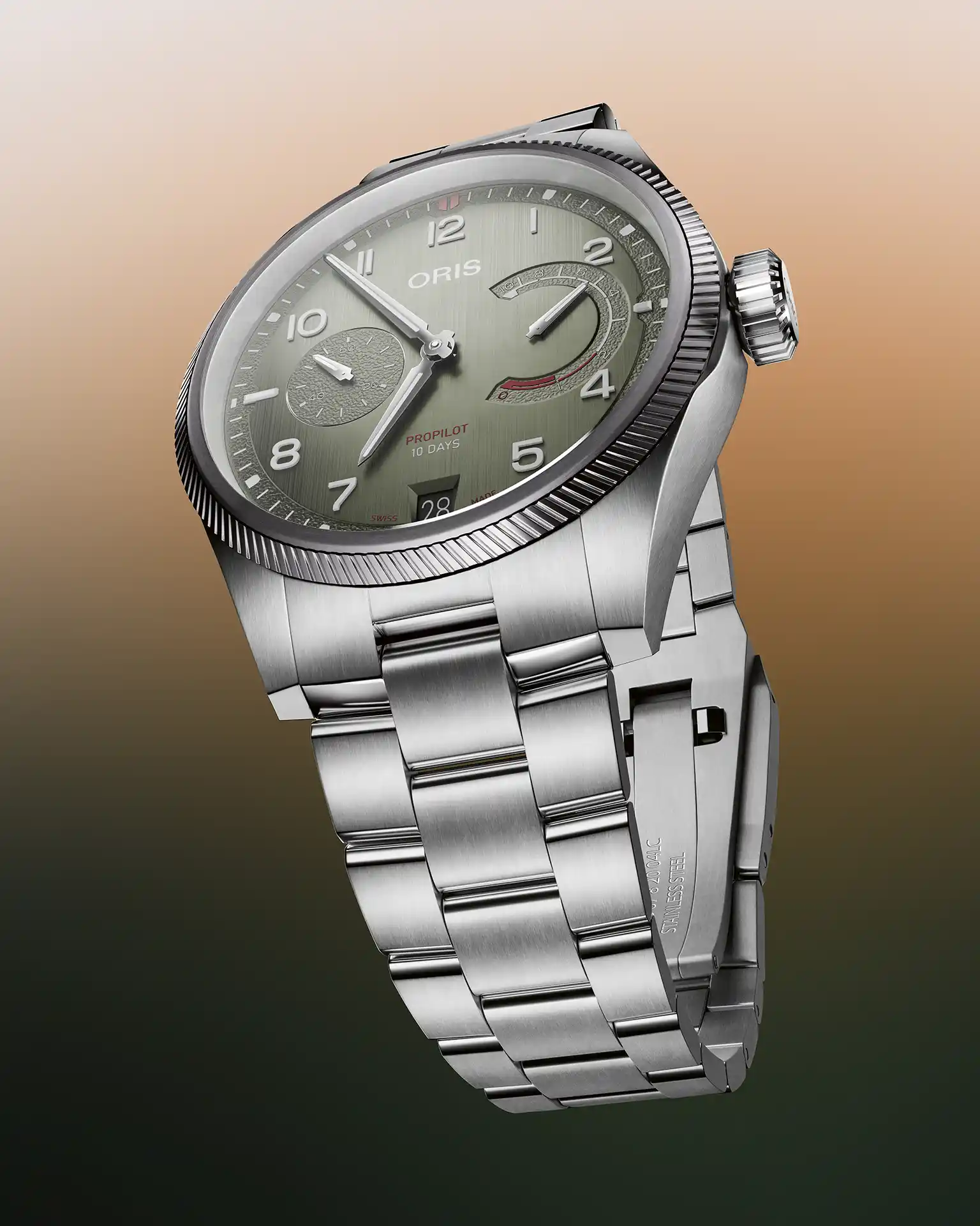 Oris ProPilot Calibre 111 männynvihreällä kellotaululla ja teräsrannekkeella.
