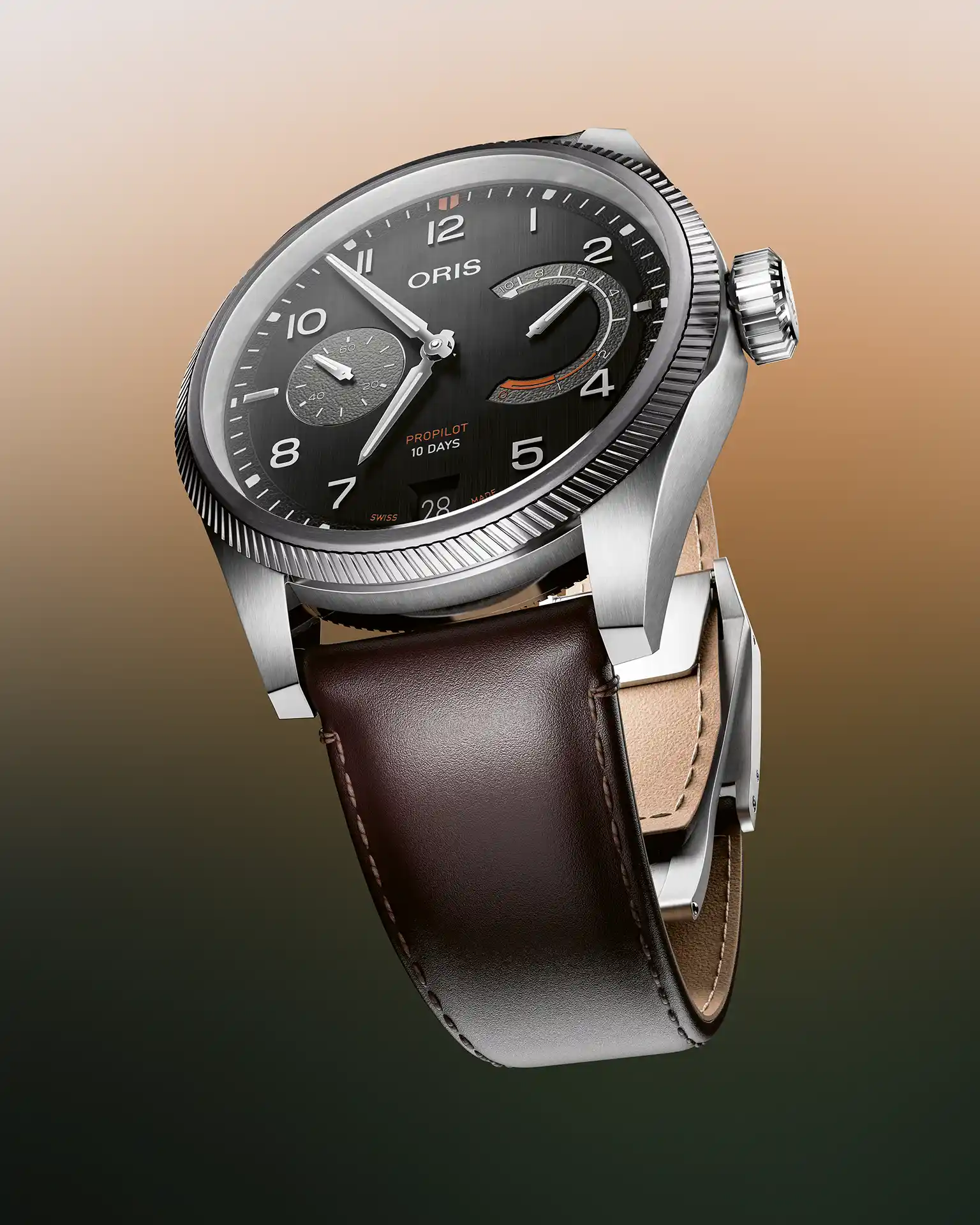 Oris ProPilot Calibre 111 mustalla kellotaululla ja ruskealla nahkarannekkeella.