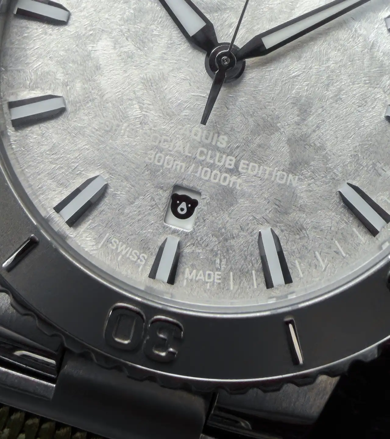Oris Social Club Edition II -kellossa karhu tervehtii kuun ensimmäisenä päivänä.