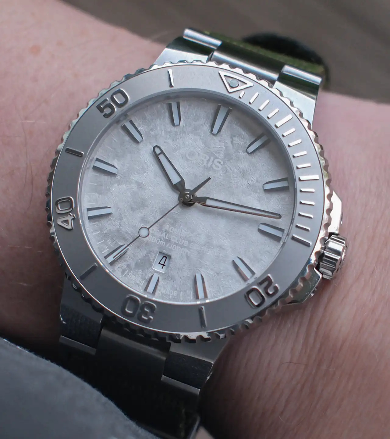 Oris Social Club Edition II:n kellotaulu on ilmeikäs.