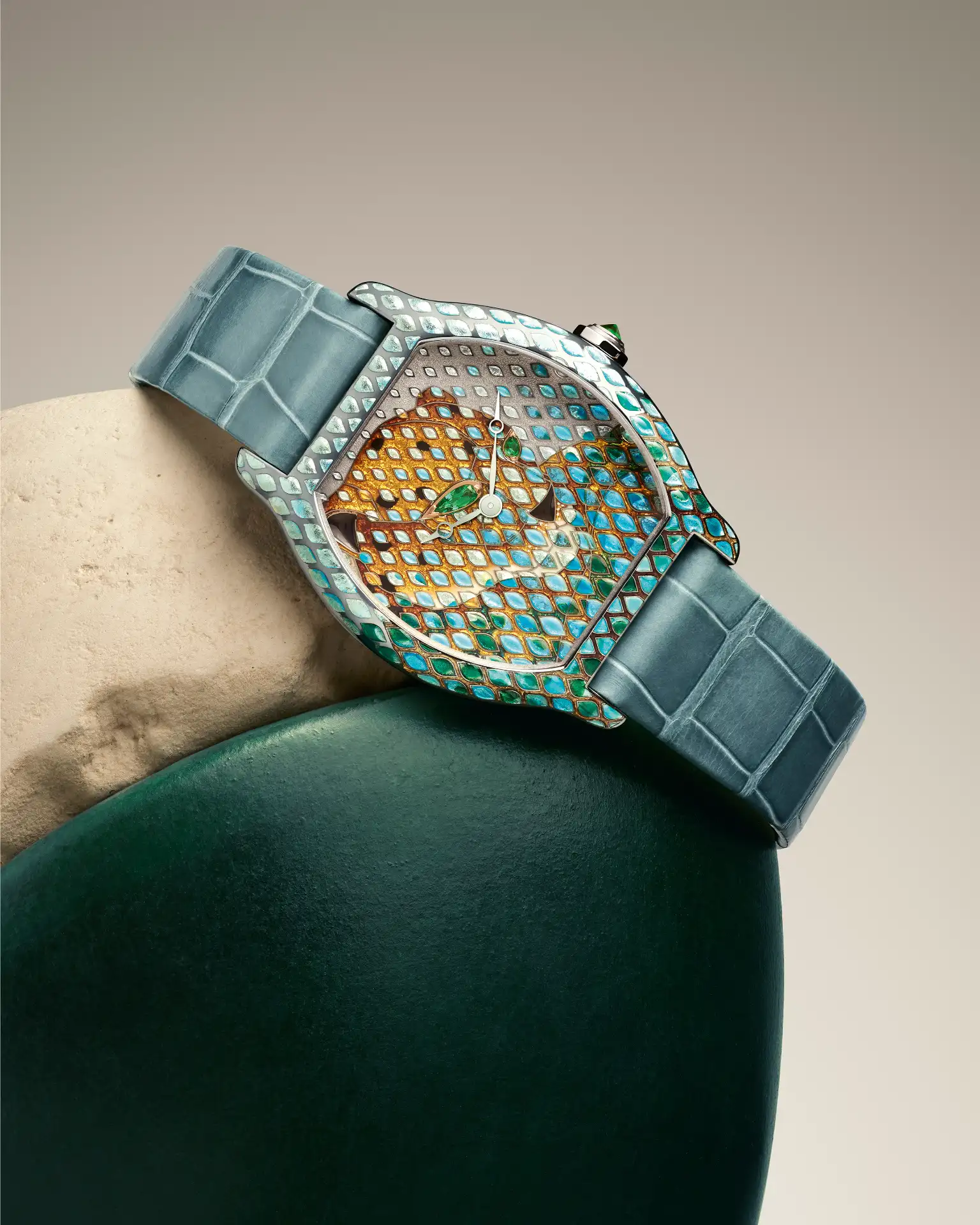 Cartier Panthère Métiers d’Art Tortue, valkokultainen emaloitu pantteriaiheinen kello