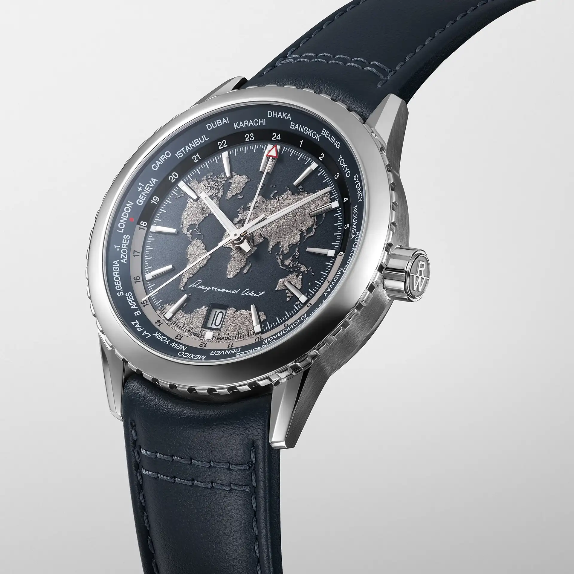 Raymond Weil Freelancer World-Traveller yhdistää kohokuvioidun maailmankartan ja GMT-toiminnon.