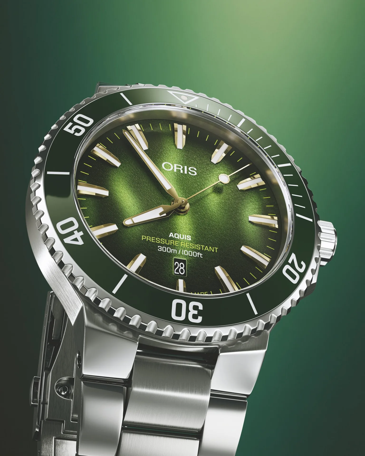 Oris Aquis Kelp Forestin teräksinen kellonkuori, vihreä sukelluskehä ja vetonupin suojat.